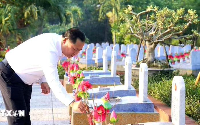 Ủy viên TƯ Đảng, Phó Bí thư Thường trực Đảng ủy, Phó Chủ tịch UBTƯ MTTQ Việt Nam Nguyễn Phi Long dâng hương tri ân các Anh hùng liệt sỹ tại Nghĩa trang Liệt sỹ quốc gia Đường 9. (Ảnh: Tường Vi/TTXVN)
