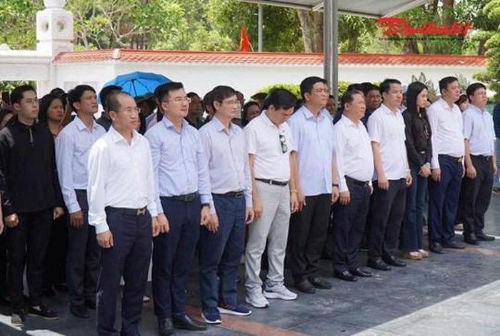 Ông Nguyễn Phi Long và đoàn công tác dâng hương, dâng hoa tại Khu mộ 10 nữ anh hùng liệt sĩ thanh niên xung phong ở Ngã ba Đồng Lộc. Ảnh: HN