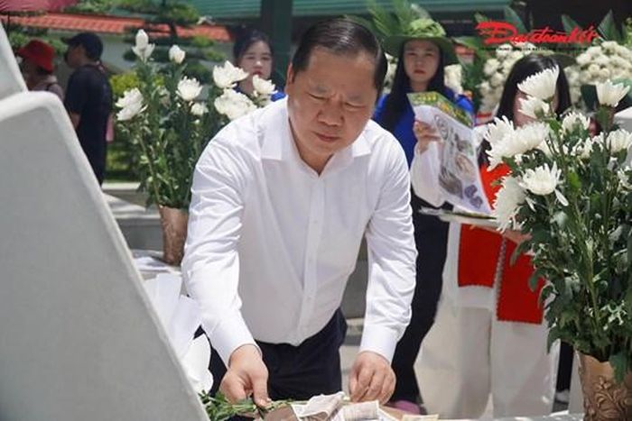 Ông Nguyễn Phi Long - Ủy viên TƯ Đảng, Phó Bí thư Thường trực Đảng ủy, Phó Chủ tịch UBTƯ MTTQ Việt Nam, dâng hương tại Khu di tích Quốc gia đặc biệt Ngã ba Đồng Lộc (xã Đồng Lộc, tỉnh Hà Tĩnh)