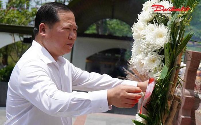 Ông Nguyễn Phi Long - Ủy viên TƯ Đảng, Phó Bí thư Thường trực Đảng ủy, Phó Chủ tịch UBTƯ MTTQ Việt Nam, dâng hương tại Khu di tích Quốc gia đặc biệt Ngã ba Đồng Lộc (xã Đồng Lộc, tỉnh Hà Tĩnh)