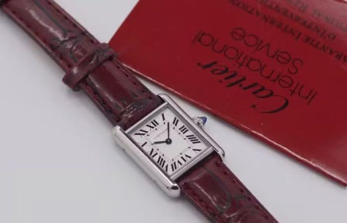 Thiết kế kinh điển kết hợp với công nghệ năng lượng mặt trời hiện đại - Cartier Tank Must SolarBeat