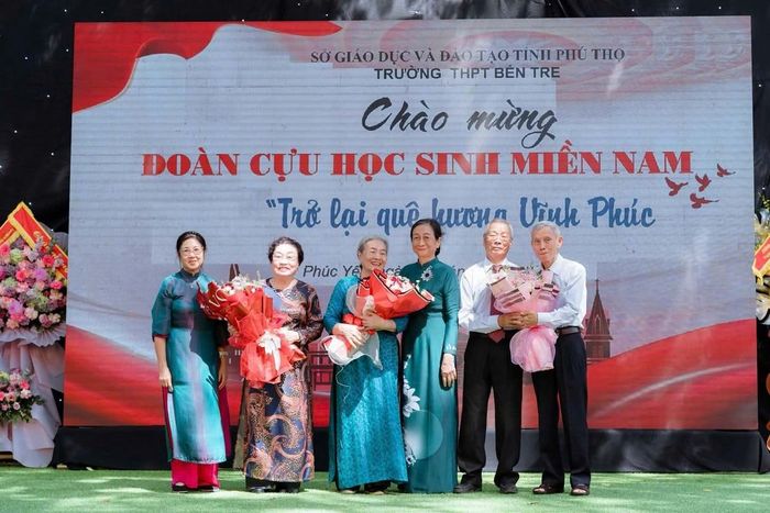 Đoàn cựu HSMN Vĩnh Phúc về thăm và tặng quà tri ân các thầy cô giáo và đồng bào tỉnh Vĩnh Phúc dịp 50 năm thống nhất đất nước, 9.2025. Ảnh: HSMN