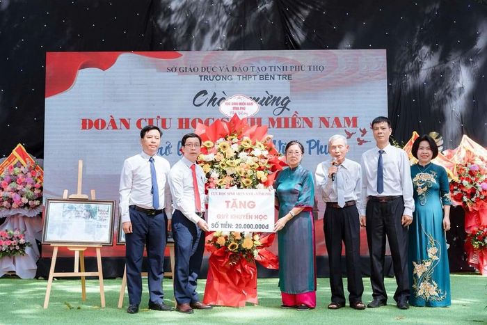 Đoàn HSMN Vĩnh Phúc trao tặng quỹ khuyến học nhân dịp về thăm và tri ân các thầy cô giáo và đồng bào tỉnh Vĩnh Phúc dịp 50 năm thống nhất đất nước, 9.2025. Ảnh: HSMN
