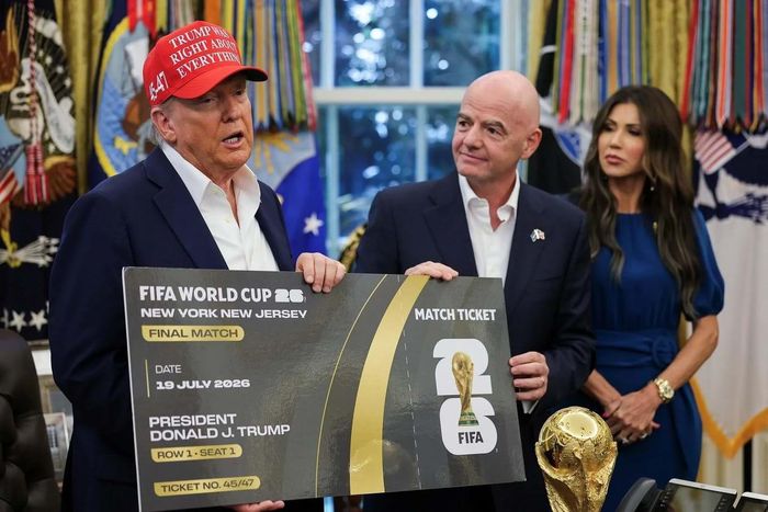 Chiếc vé mang tính biểu tượng của World Cup 2026 được ông Gianni Infantino, Chủ tịch FIFA trao cho Tổng thống Mỹ Donald Trump trong cuộc gặp tại Nhà Trắng ngày 22.8.2025. Ảnh: Reuters
