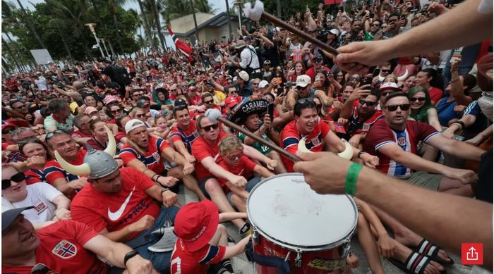 Fan hâm mộ đội tuyển Nauy cùng múa hát “Màn chèo thuyền Viking” tại Miami, Mỹ. Ảnh: Getty Image