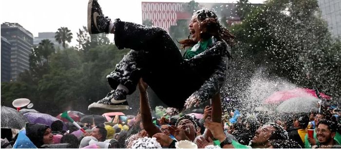 Người hâm mộ bóng đá ăn mừng tại Mexico. Ảnh: Reuters