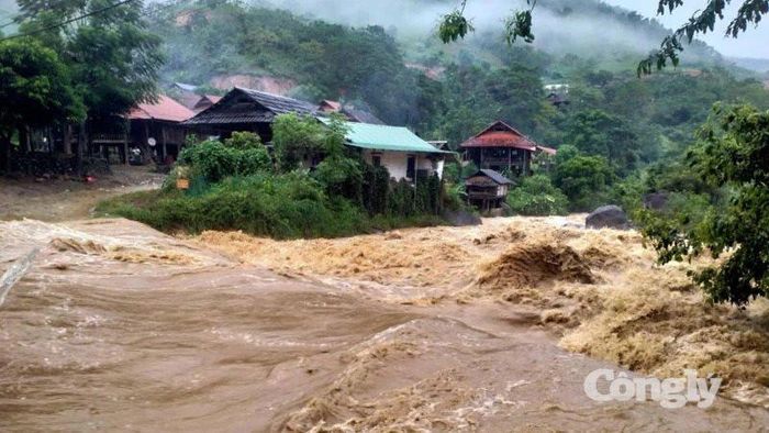 Mưa lớn gây ngập lụt, lũ quét, sạt lở đất, thiệt hại nhà ở, tài sản của người dân. (Ảnh: VGP)
