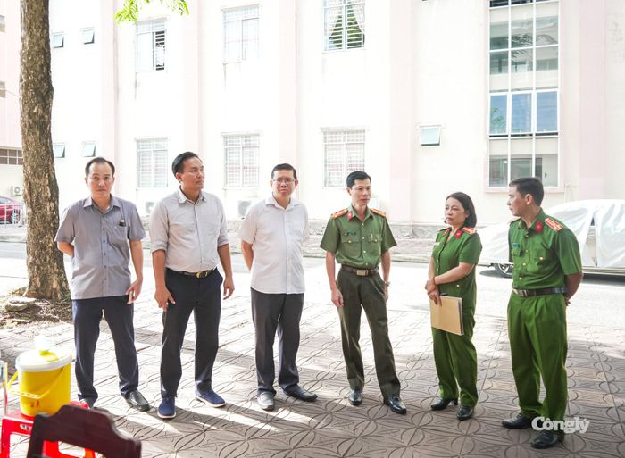 Đại tá Nguyễn Thanh Bình, Ủy viên Ban Thường vụ Đảng ủy, Phó Giám đốc Công an TP trực tiếp kiểm tra điểm thu nhận mẫu sinh phẩm ADN tại điểm Số 9A Trần Phú, phường Cái Khế.