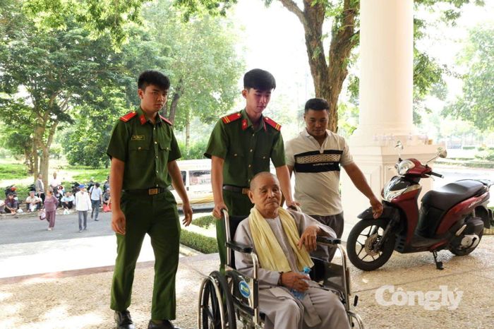 Các thân nhân liệt sĩ tuổi cao, sức yếu được cán bộ, chiến sĩ Công an thành phố tận tình hỗ trợ đưa đón.