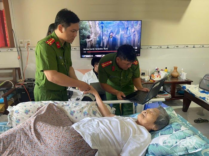 Tổ công thu mẫu lưu động đối với các thân nhân liệt sĩ không có khả năng đi lại.