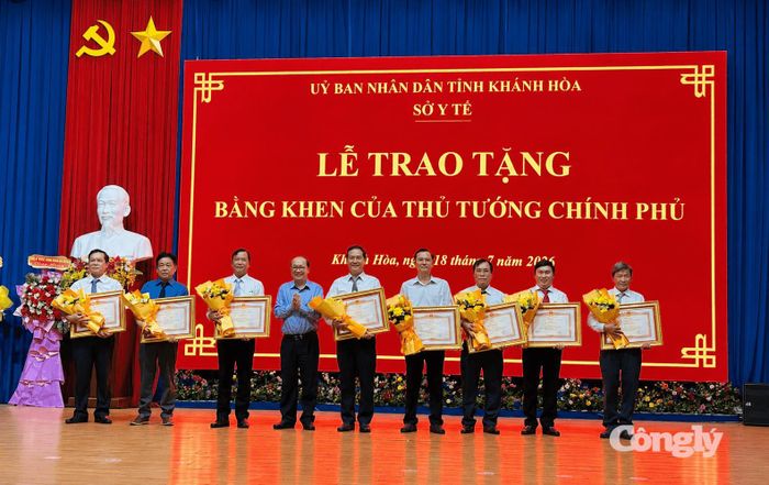 Lãnh đạo Sở Y tế trao Bằng khen của Thủ tướng cho các cá nhân có thành tích tiêu biểu.