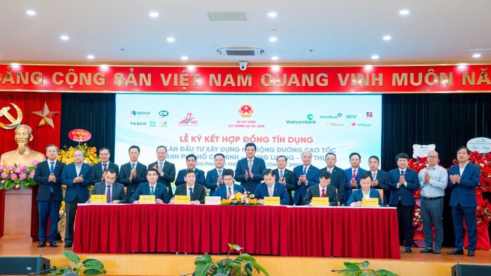 Lễ ký hợp đồng tín dụng cho dự án mở rộng cao tốc TP.HCM - Trung Lương - Mỹ Thuận. Ảnh: DNCC