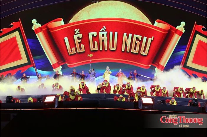 Tiết mục trình diễn tái hiện Lễ cầu ngư.