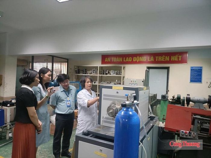 PGS.TS Phạm Hương Quỳnh ( áo trắng) các thuyết minh về sáng kiến tại buổi làm việc của Hội đồng nghiệm thu sản phẩm đi kiểm tra thiết bị. Ảnh: HaUI