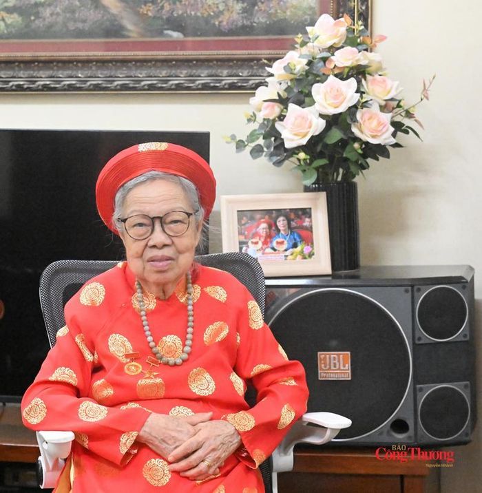 Mẹ Việt Nam anh hùng Lê Thị Mạnh với mái tóc phơi sương bạc trắng theo thời gian, nhưng ký ức về chồng, về con vẫn luôn khắc sâu trong ký ức.