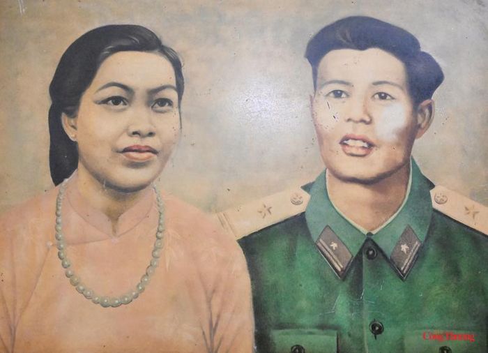 Ảnh mẹ Việt Nam anh hùng Lê Thị Mạnh và chồng - liệt sĩ Trung sĩ Nguyễn Ngọc Thoi khi trẻ. Ảnh: NVCC