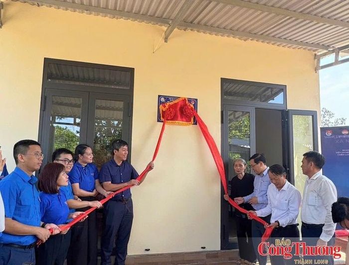 Lễ khánh thành và bàn giao nhà tình nghĩa cho bà Nguyễn Thị Thâm, người cao tuổi neo đơn có hoàn cảnh đặc biệt khó khăn tại thôn Lưỡng Kim