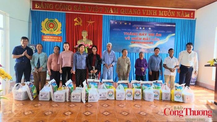 Tặng quà cho các hộ gia đình chính sách tại xã Nam Cửa Việt