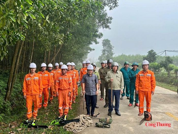 Ngành điện Hà Tĩnh chủ động bảo vệ hành lang lưới điện trước mùa mưa bão. Ảnh: Cao Thảo
