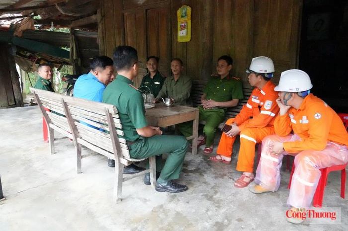 Lực lượng chức năng tiếp cận trực tiếp các chủ rừng để giải quyết bài toán cây cao sinh trưởng nhanh dưới hành lang tuyến. Ảnh: Cao Thảo