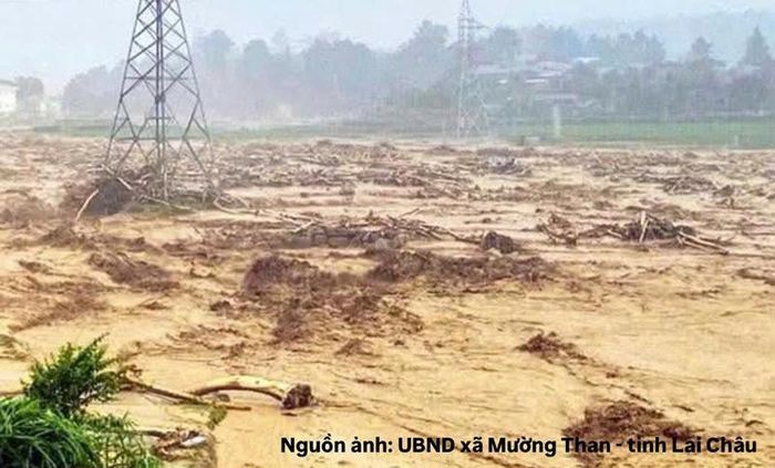 Mưa lớn kéo dài tại Lai Châu gây lũ quét, sạt lở đất, làm nhiều người thương vong, hộ dân bị ảnh hưởng và nhiều tuyến giao thông bị chia cắt.