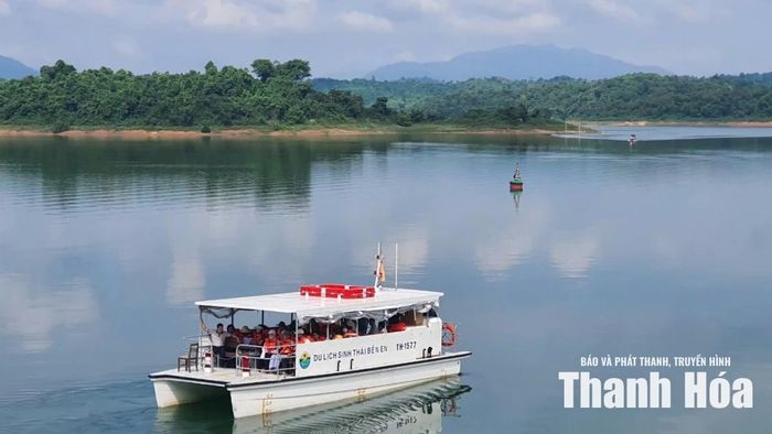 Du khách du thuyền trên sông Mực tại Vườn Quốc gia Bến En.