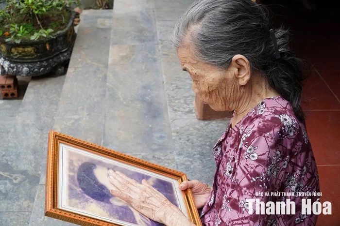 Mẹ Nguyễn Thị Điệp, ở xã Hoằng Giang - mẹ của liệt sĩ Lê Văn Mạnh bên di ảnh con trai.