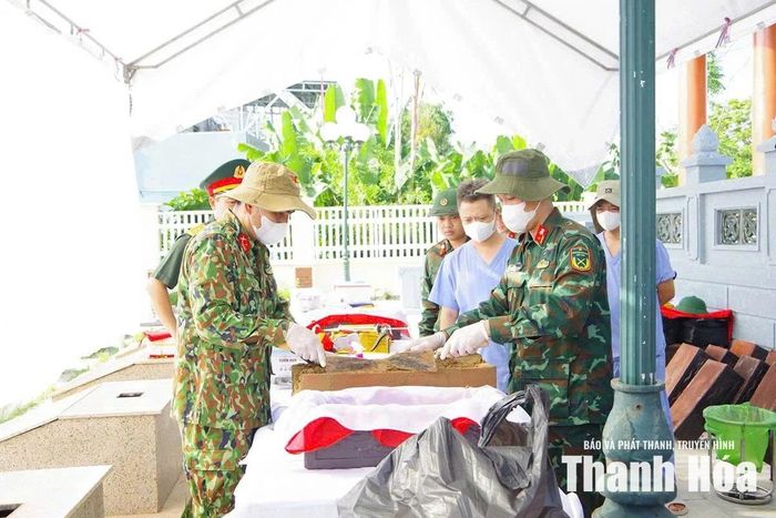 Bộ Chỉ huy Quân sự tỉnh tổ chức lấy mẫu sinh phẩm hài cốt liệt sĩ chưa xác định được thông tin tại các nghĩa trang. Ảnh: Hoàng Lan