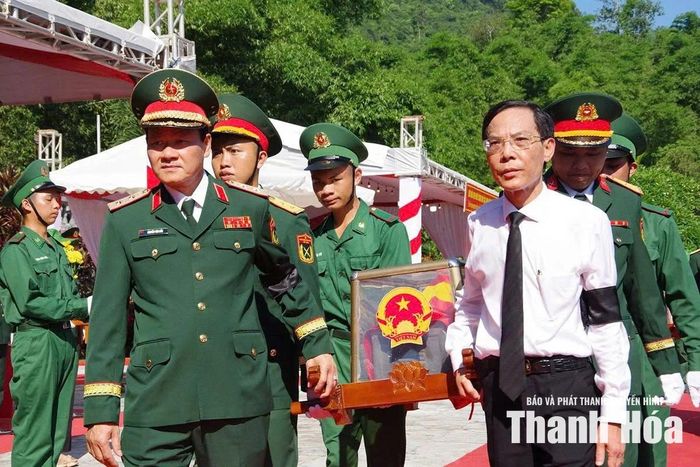 Phó Chủ tịch UBND tỉnh Thanh Hóa Đầu Thanh Tùng và các lực lượng đưa hài cốt liệt sĩ quân tình nguyện và chuyên gia Việt Nam hy sinh tại Lào an nghỉ tại Nghĩa trang liệt sĩ quốc tế Đồng Tâm.