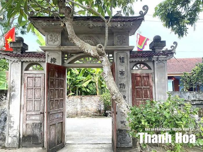 Cổng vào di tích Từ đường Lê Trần công thần tộc trên địa bàn thôn Thành Minh (Hải Lịch xưa) xã Xuân Hòa.