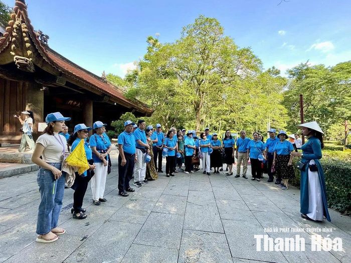 Đoàn khách đến từ tỉnh Ninh Bình tham quan tại Khu Di tích lịch sử quốc gia đặc biệt Lam Kinh. Ảnh: Lê Anh