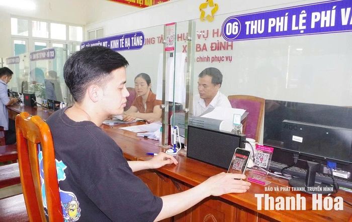 Người dân xã Ba Đình quét mã QR thanh toán lệ phí dịch vụ hành chính tại Trung tâm Phục vụ hành chính công xã.