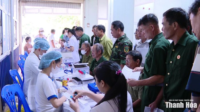 Bác sĩ Bệnh viện Đa khoa Nga Sơn và nhân viên Hệ thống Y tế MEDLATEC Thanh Hóa lấy mẫu xét nghiệm sàng lọc nguy cơ ung thư gan miễn phí cho người dân.