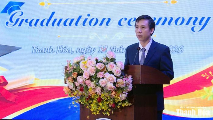 PGS.TS Lê Hoằng Bá Huyền, Hiệu trưởng Trường Đại học Hồng Đức phát biểu tại buổi lễ.