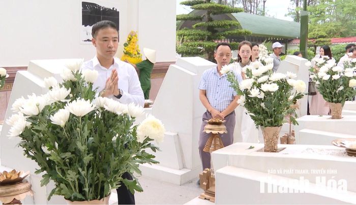 Lãnh đạo và hội viên Hiệp hội Doanh nghiệp tỉnh dâng hoa lên phần mộ 10 nữ thanh niên xung phong.