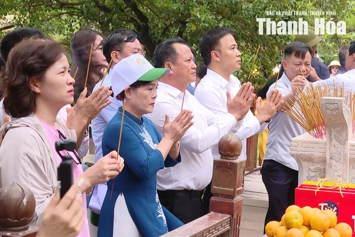 Lãnh đạo và hội viên Hiệp hội Doanh nghiệp tỉnh dâng hương, dâng hoa tại khu mộ Đại tướng Võ Nguyên Giáp.