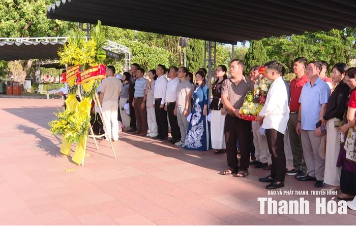 Đoàn Hiệp hội Doanh nghiệp tỉnh Thanh Hóa dâng hoa, dâng hương lên các Anh hùng liệt sĩ tại Thành cổ Quảng Trị.