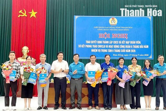 Đại diện công đoàn cơ sở nhận quyết định thành lập công đoàn.