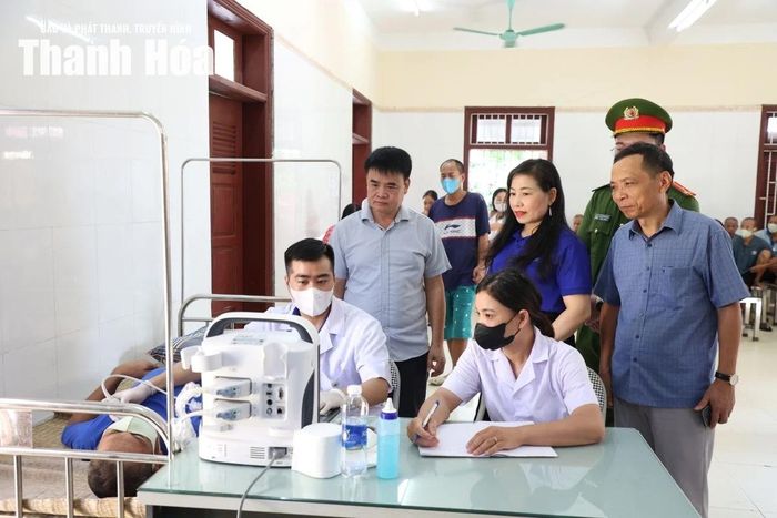Đại diện Sở Y tế Thanh Hóa, Trung tâm Bảo trợ xã hội Thanh Hóa, Bệnh viện Nội tiết Thanh Hóa và Phòng PC01 Công an tỉnh theo dõi hoạt động khám, sàng lọc.