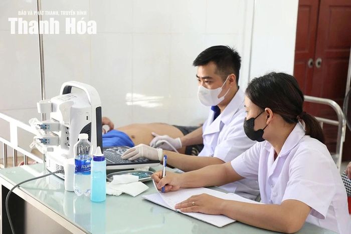 Y, bác sĩ Bệnh viện Nội tiết Thanh Hóa siêu âm, sàng lọc sức khỏe cho các đối tượng tại trung tâm.