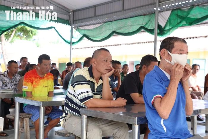 Các bệnh nhân tại Khoa Chăm sóc, nuôi dưỡng đối tượng tâm thần nam chờ đến lượt khám sức khỏe.