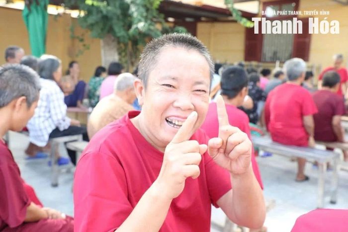 Bà Phạm Thị N. vui vẻ trong lúc chờ đến lượt khám tại khu chăm sóc đối tượng tâm thần nữ.