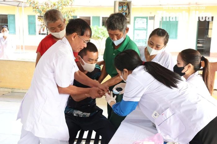 Các y, bác sĩ và cán bộ Trung tâm phối hợp hỗ trợ lấy máu xét nghiệm.