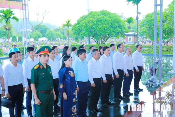 Đoàn đại biểu tỉnh Thanh Hóa dâng hoa, dâng hương tại Nghĩa trang Liệt sĩ Him Lam.