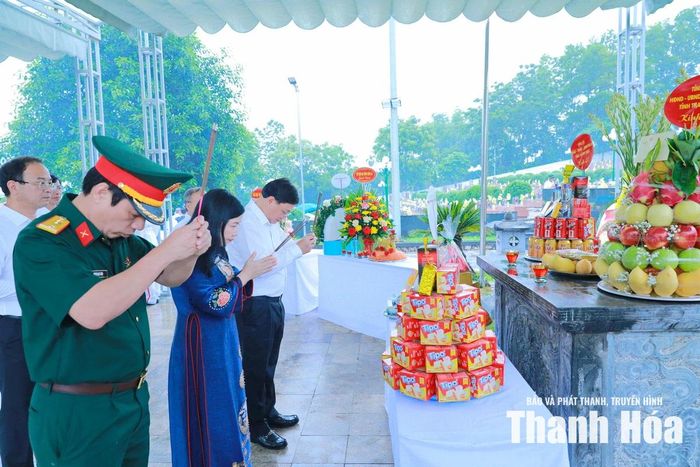 Các đồng chí lãnh đạo tỉnh dâng hương các Anh hùng liệt sĩ.