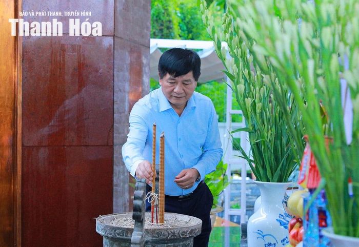 Phó Bí thư Thường trực Tỉnh ủy Điện Biên Lê Thành Đô dâng hương các Anh hùng liệt sĩ tại Nghĩa trang Liệt sĩ Him Lam.