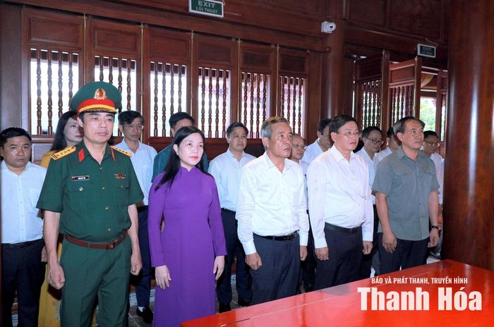 Đoàn đại biểu tỉnh Thanh Hóa thành kính tưởng nhớ Chủ tịch Hồ Chí Minh.