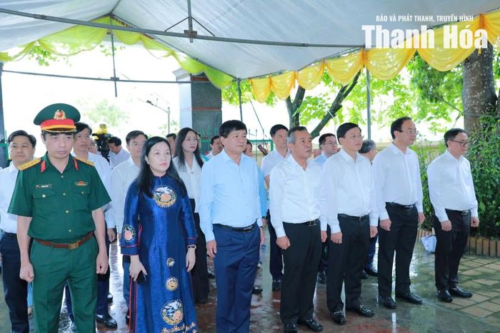 Đoàn đại biểu tỉnh Thanh Hóa và tỉnh Điện Biên dâng hoa, dâng hương các Anh hùng liệt sĩ tại Nghĩa trang Liệt sĩ B142.