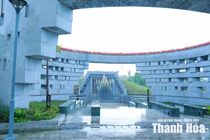 Không gian kiến trúc Đền thờ Liệt sĩ Chiến trường Điện Biên Phủ.