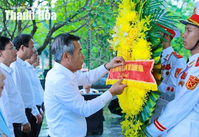 Bí thư Tỉnh ủy Lê Đức Thái dâng hoa các Anh hùng liệt sĩ tại Nghĩa trang Liệt sĩ Độc Lập.